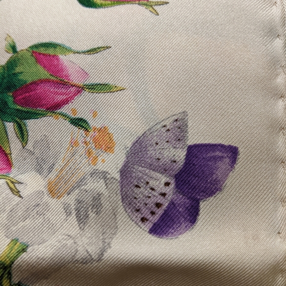 Gucci Silk Scarf Yellow Background ,Roses, Butterflies and Peach design. - Picture 4 of 8